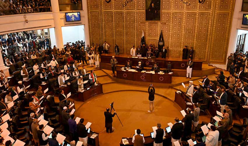 KP governor calls for national policy on lawmakers’ salaries