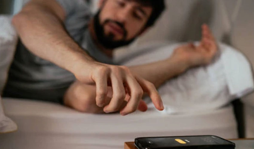 Checking phone after waking up may harm brain health