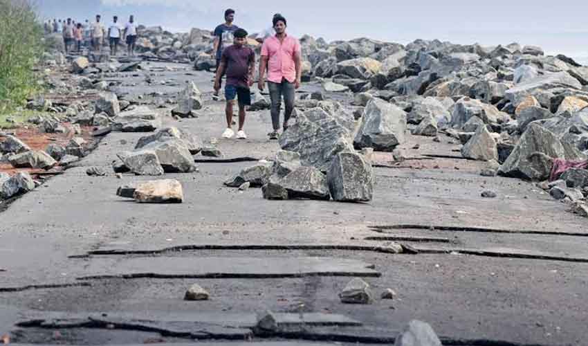 Six killed in cyclone off India's eastern coast