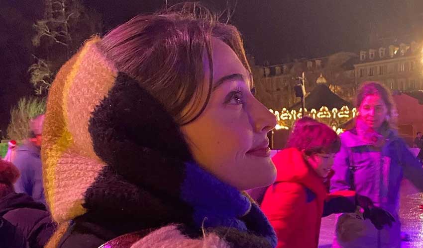 Esra Bilgic dazzles netizens with fiery clicks