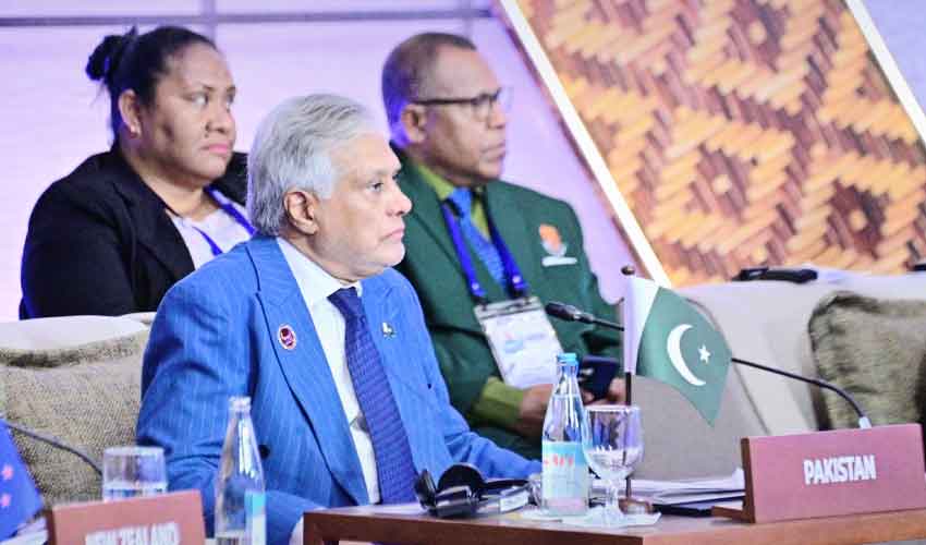 Dar urges dialogue on Gulf crisis, raises Kashmir and terrorism at ASEAN Forum