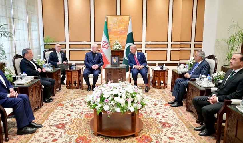 PM meets Iranian team, reaffirms Pakistan’s role in peace